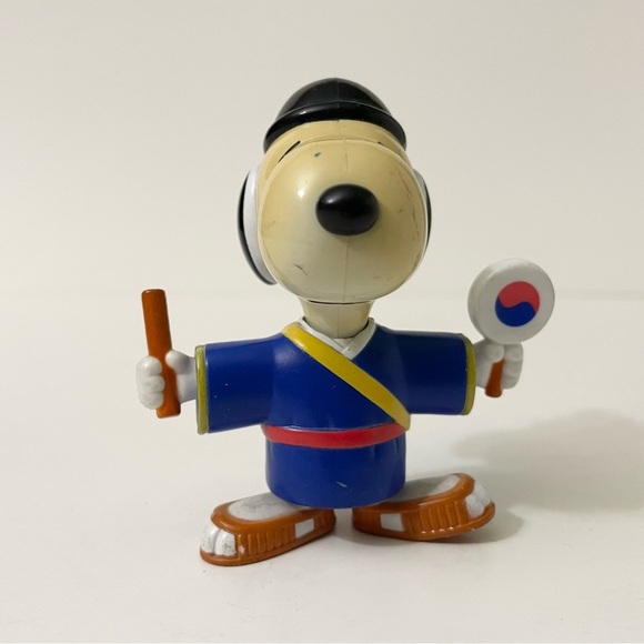 Snoopy World Tour Korea Figure Toy - Picture 1 of 13